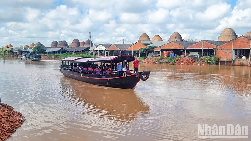 Vinh Long desarrolla el turismo fluvial asociado con el pueblo de artesanos de ladrillos y cerámica de Mang Tit