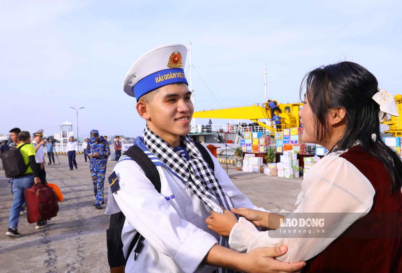 Tan Giau et sa petite amie Quynh Nhu lorsqu'ils se sont séparés sur le quai. Photo : Tran Tuan