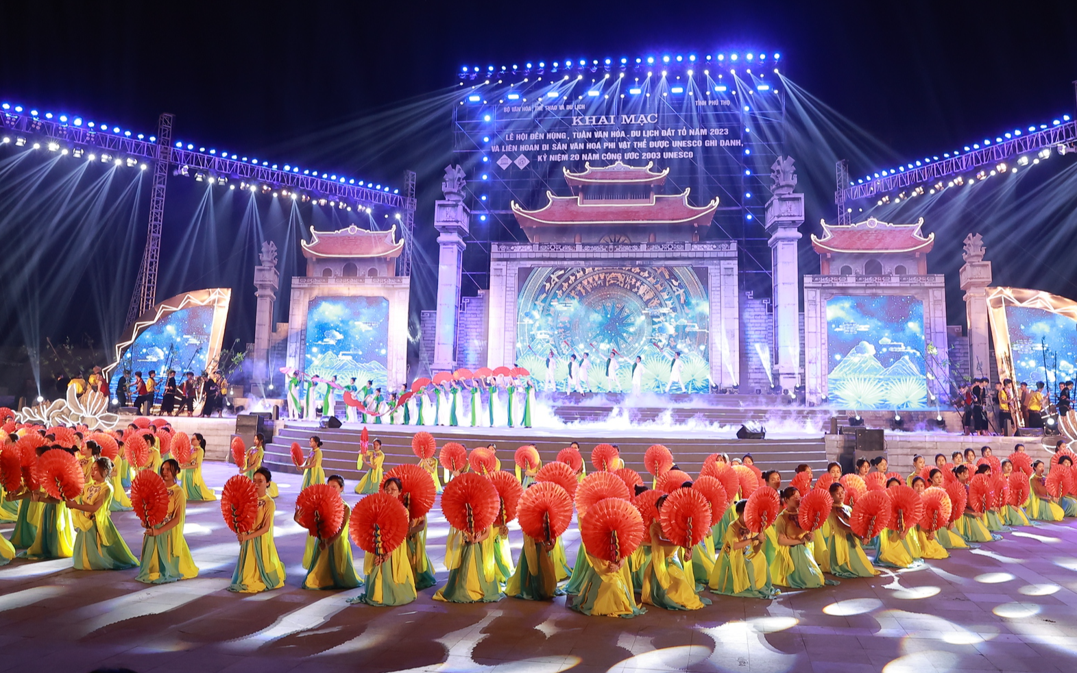 Les gens s'immergent avec impatience dans l'atmosphère du festival du temple Hung 2023