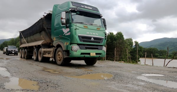 Primer plano de la carretera costera de Ha Tinh, valorada en más de 2 billones de VND, gravemente degradada