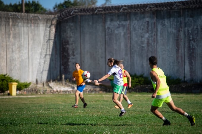 Ambra (center), plays soccer with male prisoners in Teixeiro prison on October 5. Photo: AFP