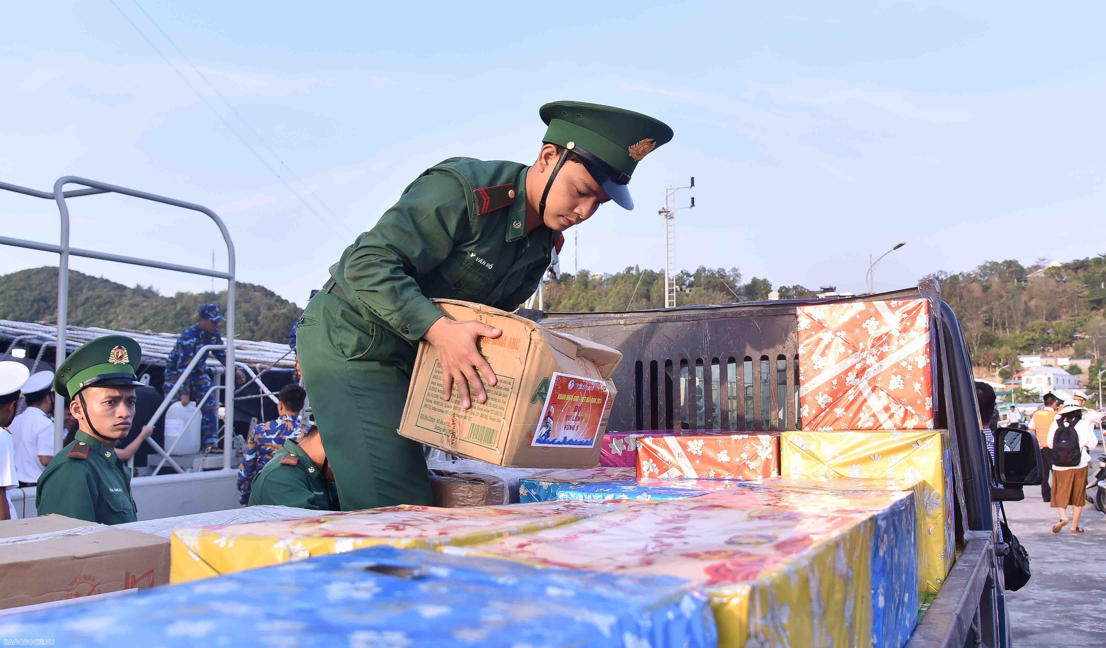 Gói bánh chưng, vui xuân đón Tết cùng cán bộ, chiến sĩ đảo Nam Du