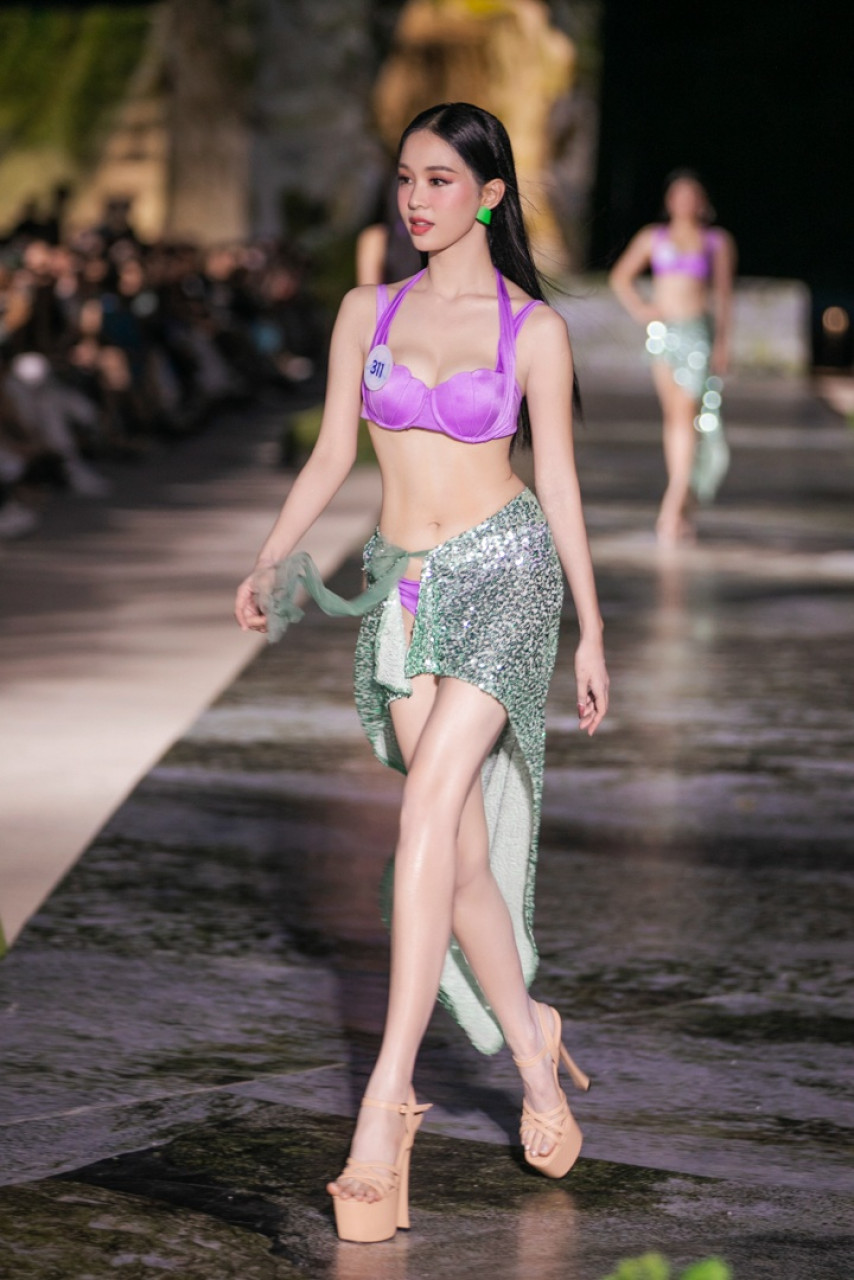 43 สาวสวยสุดฮอต อวดบิกินี่สีม่วงบนชายหาด 5