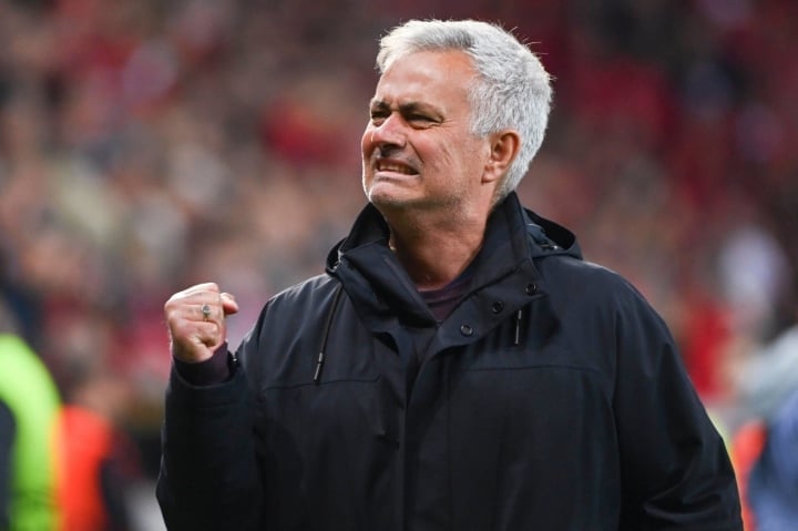 HLV Mourinho mất việc.