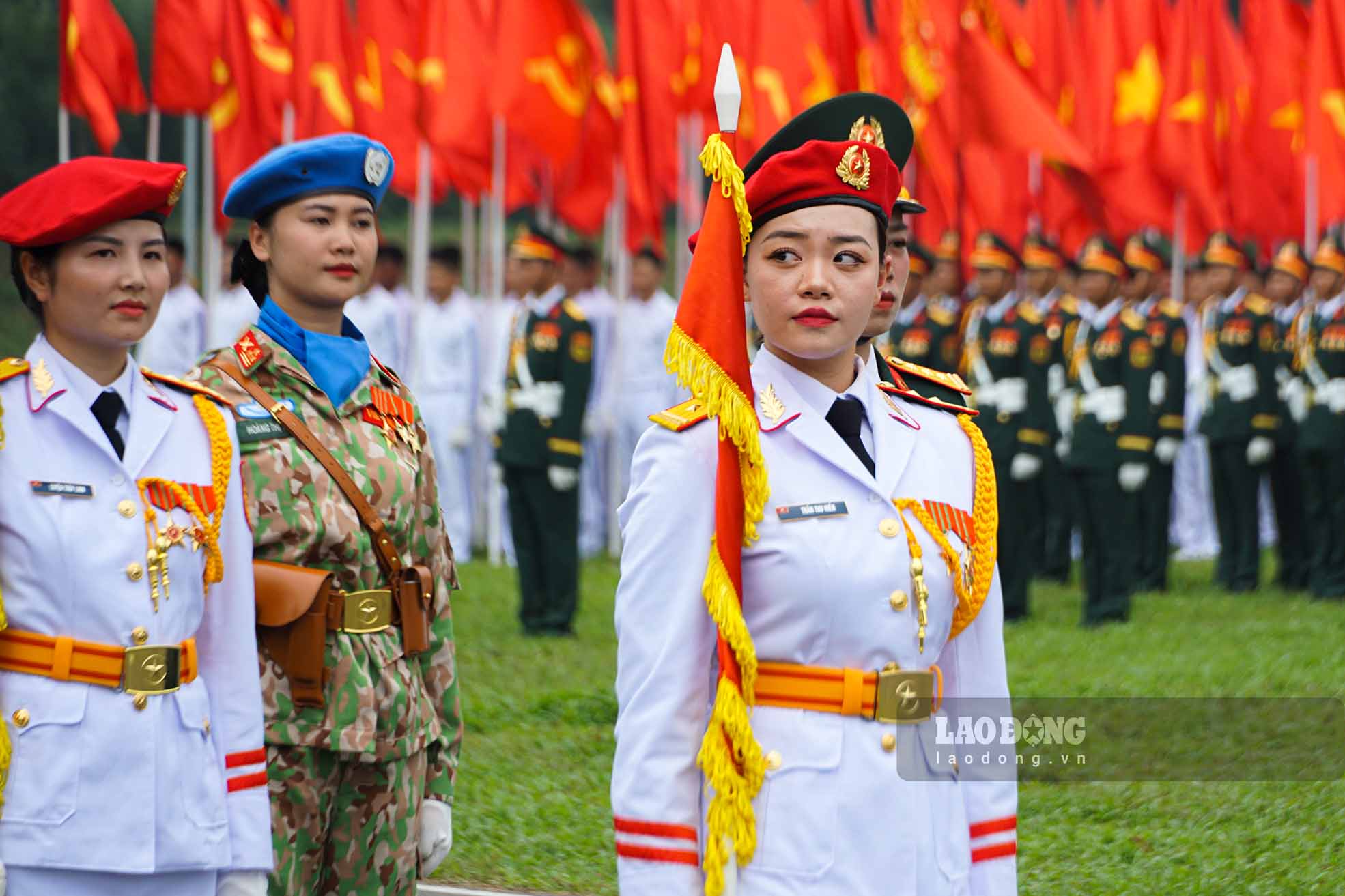 Các bóng hồng quân đội tham gia lễ tổng duyệt, diễu binh.