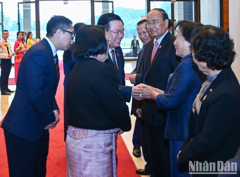 [Photo] National Assembly Chairman Vuong Dinh Hue holds talks with Cambodian National Assembly Chairman Samdech Khuon Sudary photo 4