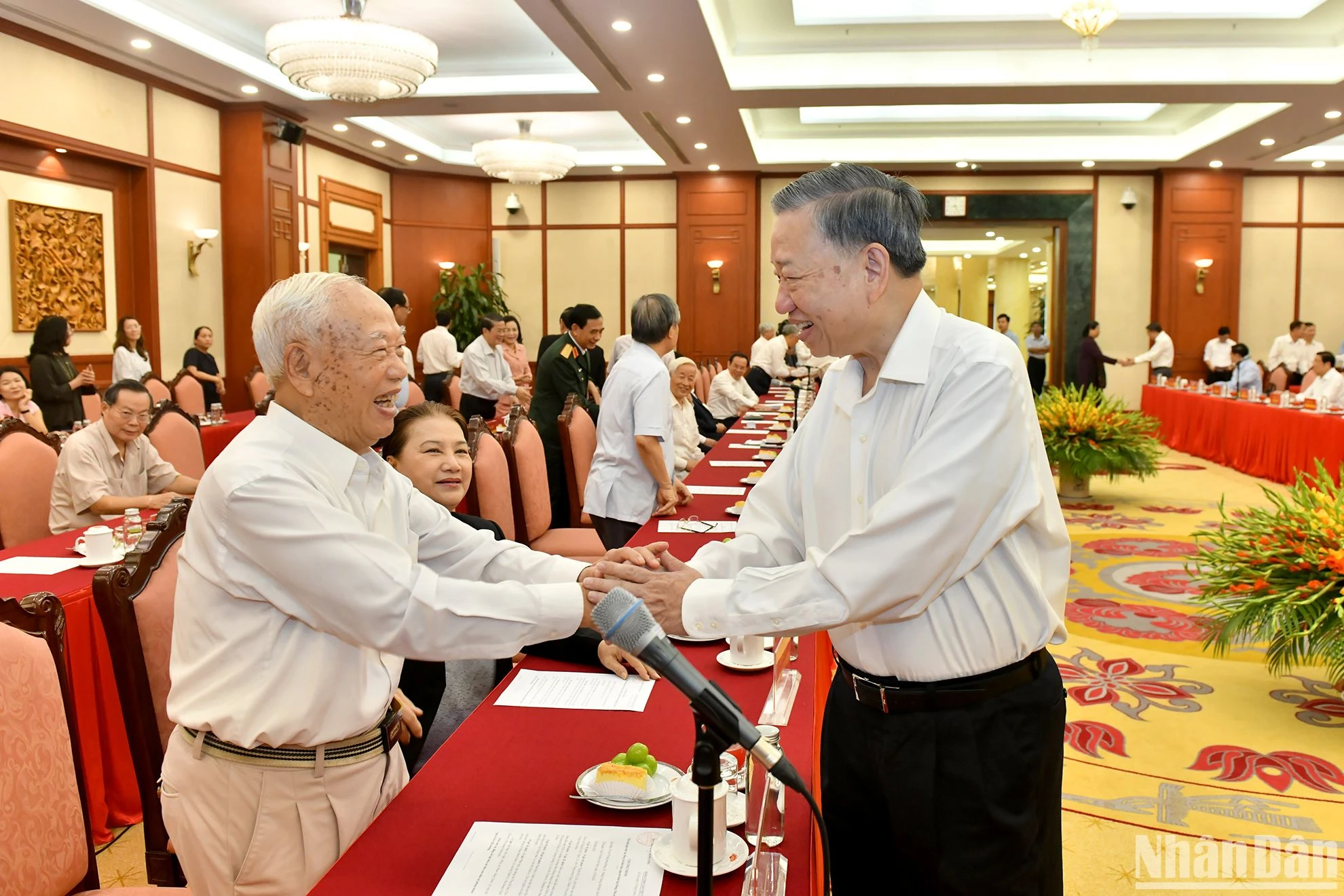 [Photo] General Secretary and President To Lam chaired a meeting with leaders and former leaders of the Party and State photo 2