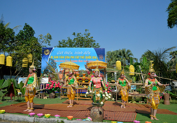 Vollmondtanz: Entdecken Sie das Khmer Ok Om Bok Festival