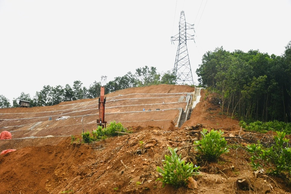 El poste de energía de Dat Phuong Son Tra Hydropower Joint Stock Company está ubicado en la cima de la montaña.