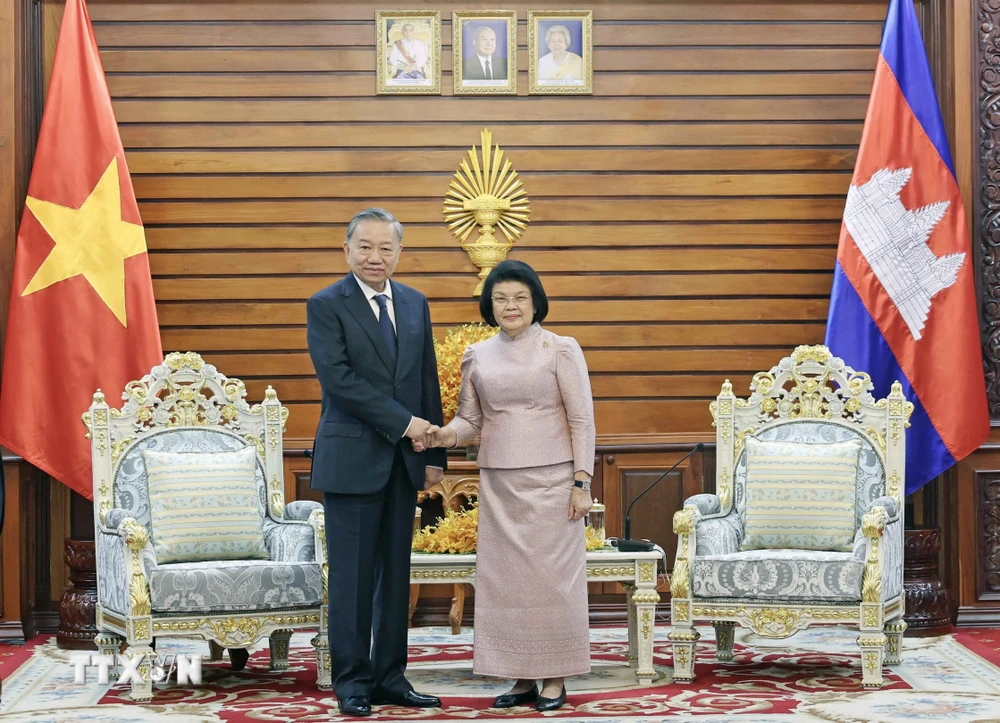 Präsident To Lam traf sich mit dem Präsidenten der kambodschanischen Nationalversammlung, Khuon Sudary. (Foto: Nhan Sang/VNA)