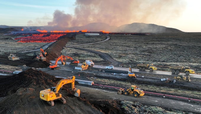 GIới chức Iceland xây tường ngăn dung nham chảy vào thị trấn Grindavik, ngày 14/1. Ảnh: AFP