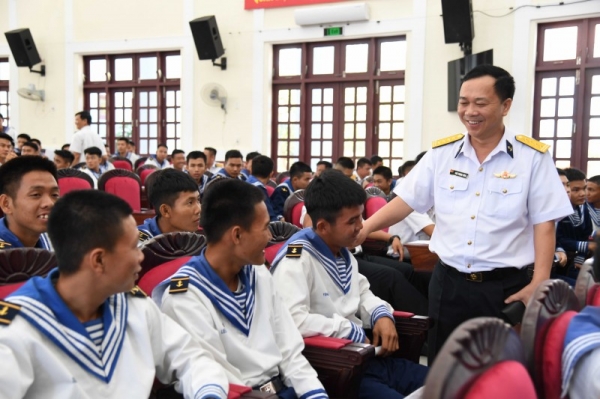 해군 5구역의 군인들은 전문성과 직업적 자질을 공부하고 향상시킬 수 있는 기회에 대해 정보를 받습니다.