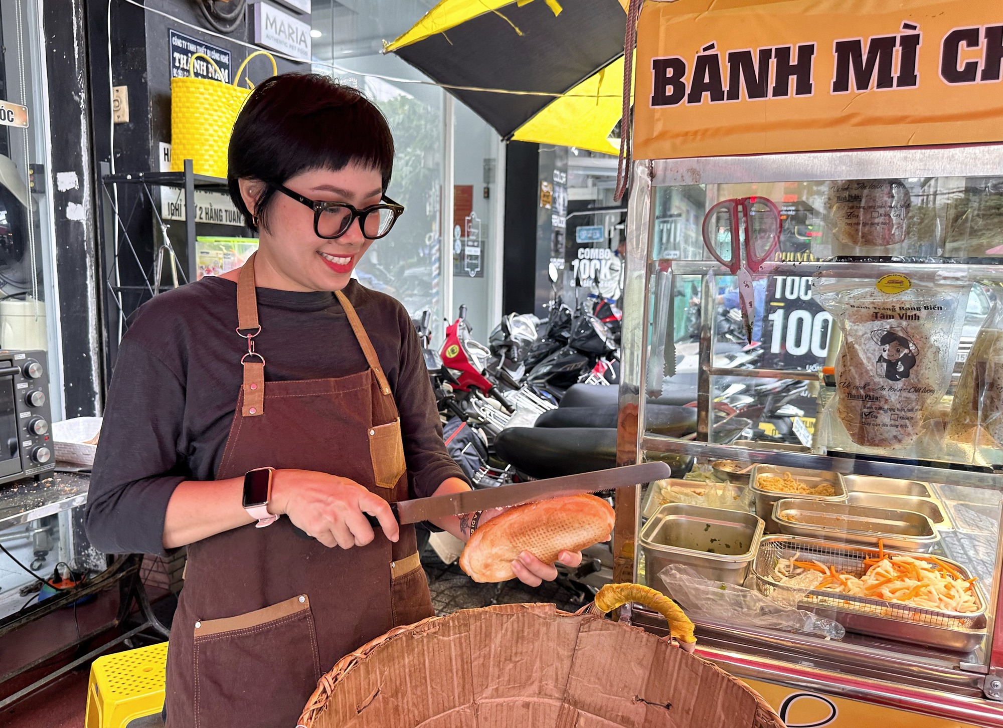 Bánh mì chay TP.HCM có 'sườn khìa' lạ miệng: Chị chủ xinh đẹp ăn chay 12 năm - Ảnh 5.