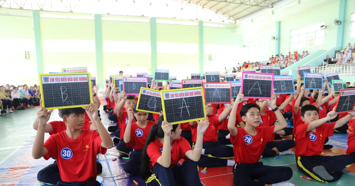 More than 10,000 students in Nha Be participate in the contest "I love my homeland's sea and islands"