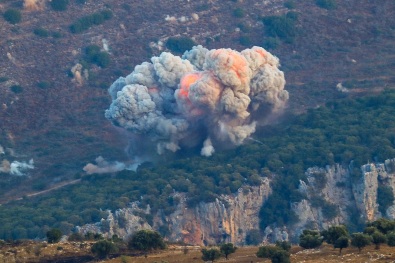 Vietnamese in Israel run away with their children when the missile attack siren sounds