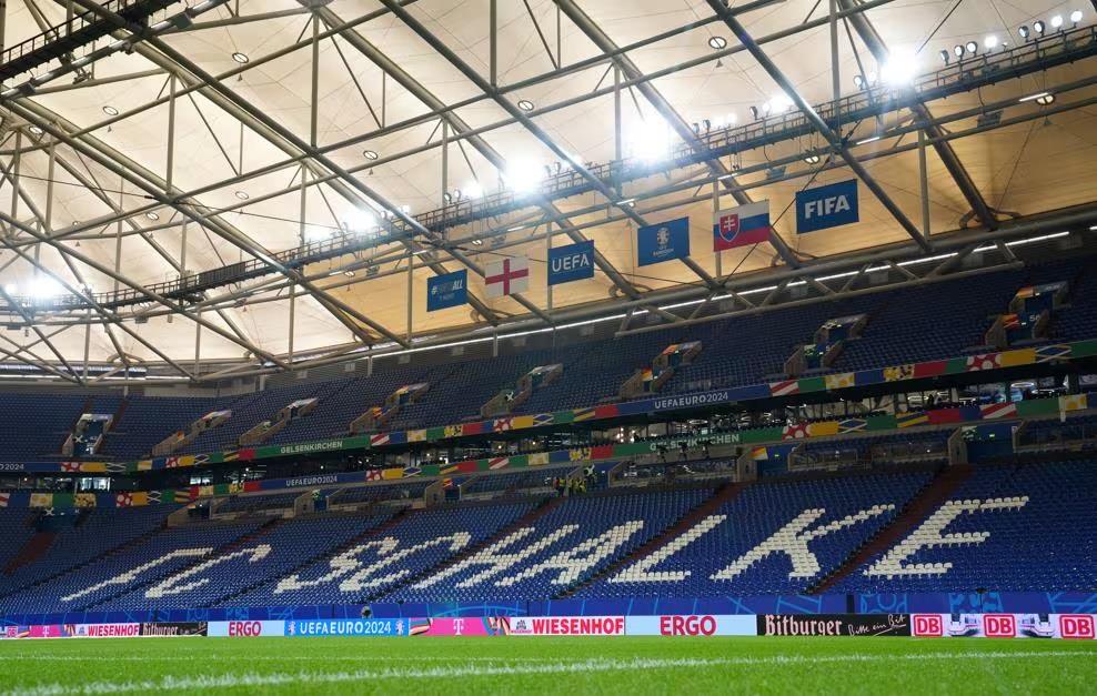 Sân Arena AufSchalke trước giờ bóng lăn trận tuyển Anh và Slovakia. Ảnh: UEFA