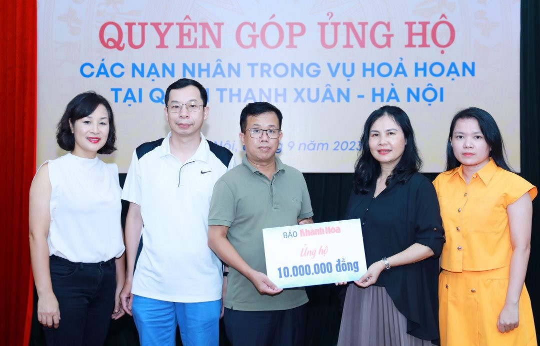 Khanh Hoa Newspaper gives money to support families affected by the fire in Thanh Xuan, picture 1