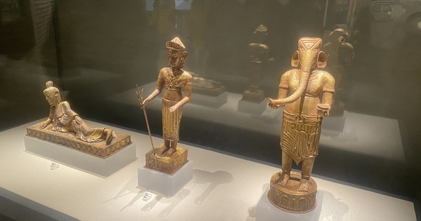 Champa treasures displayed at the National Museum of History are carefully examined by researchers.