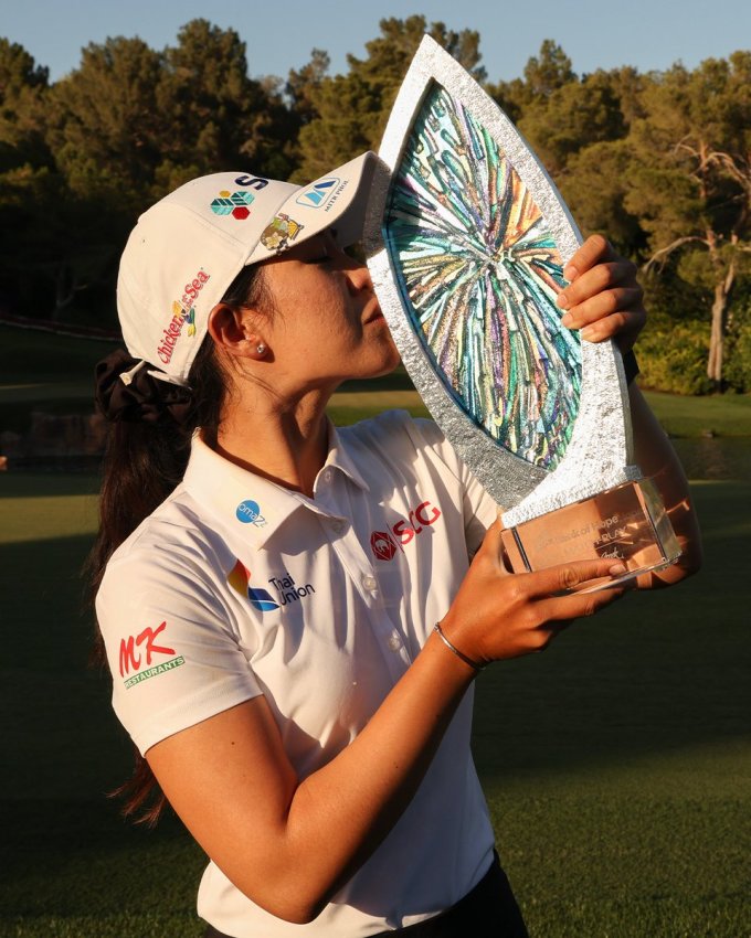 อนันนารุกานต์ยกถ้วยรางวัล LPGA Match Play ที่สนามกอล์ฟ Shadow Creek ในลาสเวกัส เมื่อวันที่ 28 พฤษภาคม ภาพ: LPGA Match Play