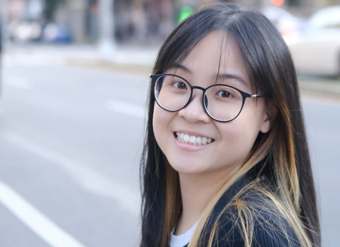 Une jeune fille vietnamienne obtient son diplôme avec mention en création artistique aux États-Unis