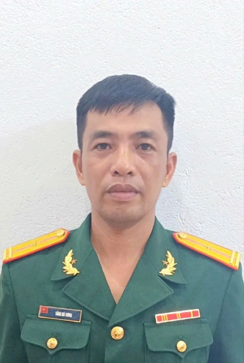 Remise à titre posthume de la Médaille de la Défense de la Patrie au soldat de carrière, le lieutenant-colonel Tang Ba Hung photo 1