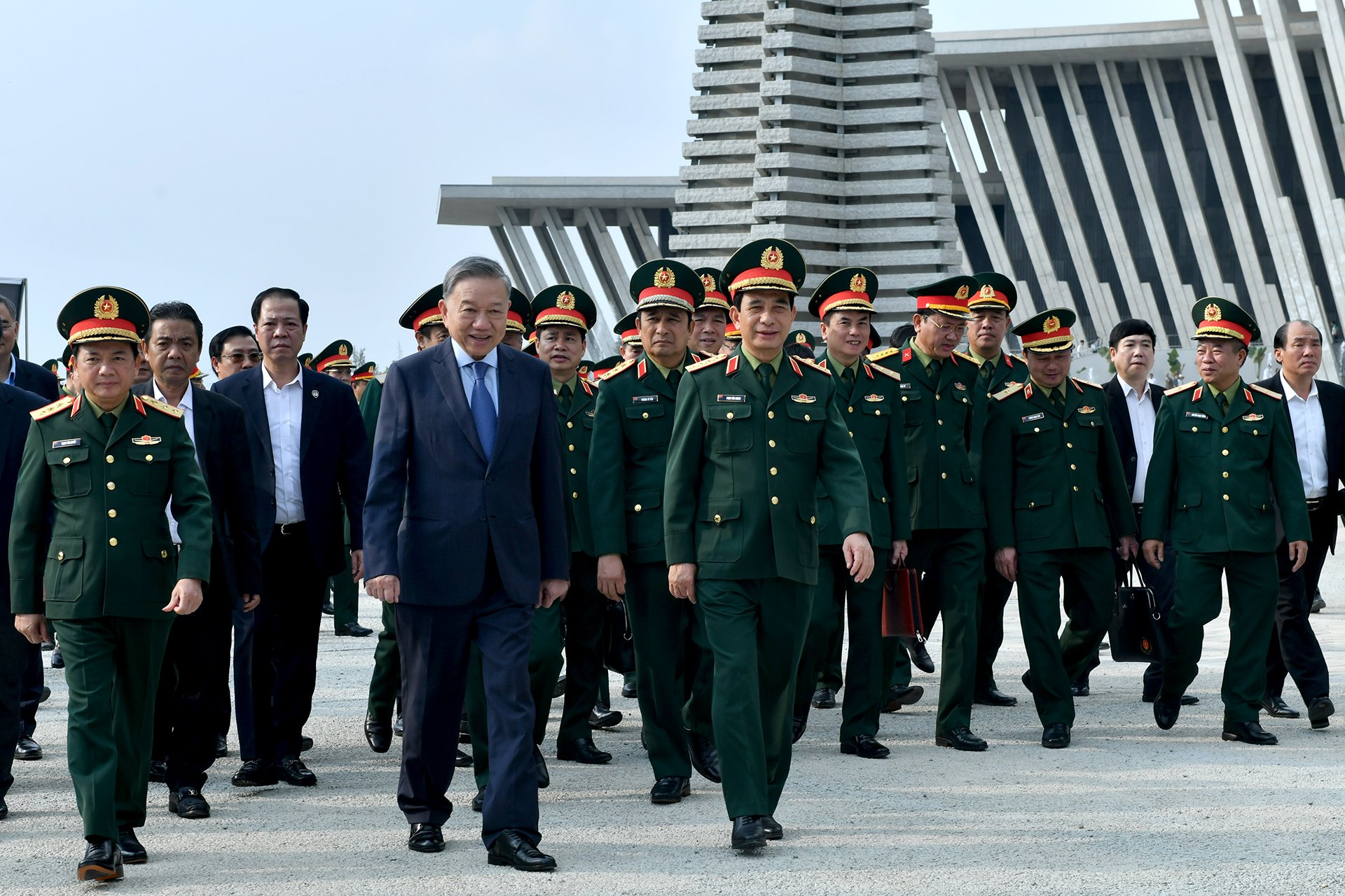 Generalsekretär To Lam besuchte und arbeitete dort das Vietnam Military History Museum.