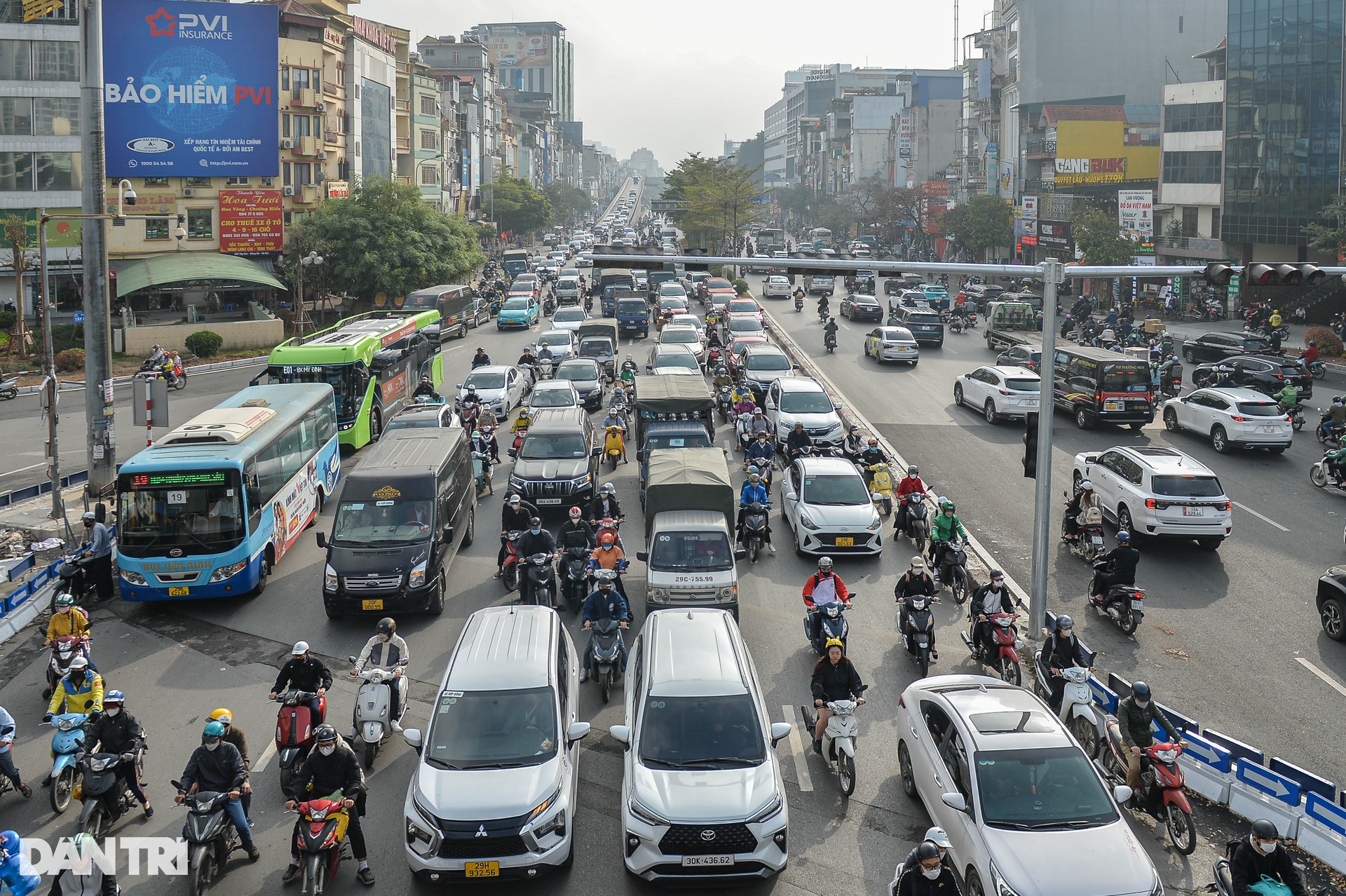 Đường phố ùn tắc, người dân chật vật trong ngày đi làm đầu năm 2024 - 6