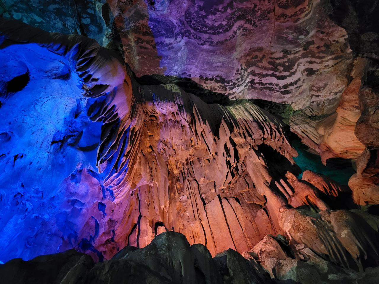 La cueva de Tien Son tiene unos 2 km de largo, dividida en 3 cuevas principales, el techo tiene hasta decenas de metros de altura, conectadas por pequeñas entradas y salidas. Los visitantes pueden sentir la magia y la extrañeza al pasar de una cueva a otra en el aire fresco y agradable y la imagen de rocas de formas extrañas.