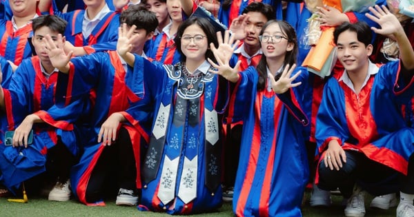 Female student wears Vietnamese costume at graduation ceremony, teachers exclaim 'So beautiful'