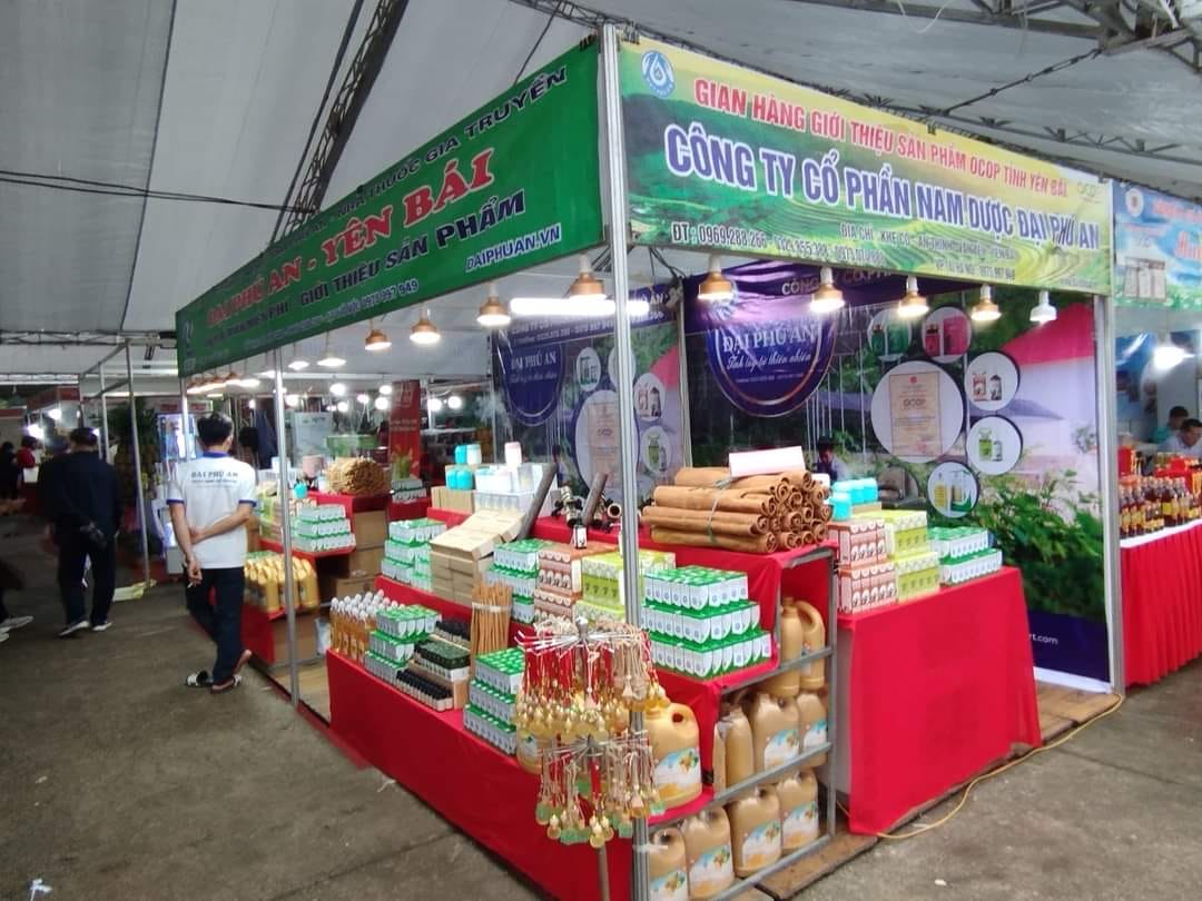 La feria presenta productos y especialidades de OCOP de las provincias de Hoa Binh, Ha Giang, Lao Cai, Hanoi, Cao Bang, Quang Ninh, Nghe An, Quang Binh,... Foto: Quynh Trang