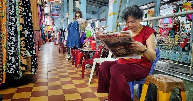 Tiểu thương khu chợ lớn nhất Vĩnh Long cả ngày đọc báo, tối dọn hàng về