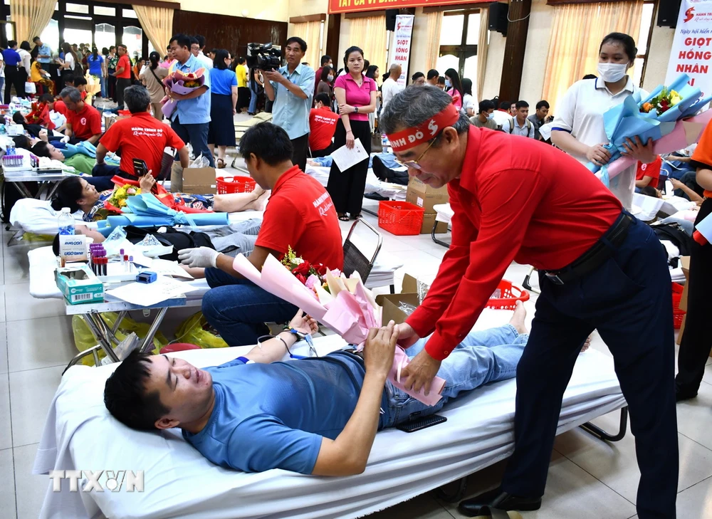 M. Le Van Hau, directeur adjoint du Comité directeur du don de sang volontaire et président de la Croix-Rouge provinciale de Ba Ria-Vung Tau, a offert des fleurs pour remercier les bénévoles qui ont donné leur sang lors de la fête principale. (Photo : Huynh Son/VNA)