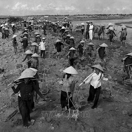 愛国的な模範示威運動は全国で活発かつ広範囲に展開している。写真は、北の社会主義建設期における模範示威の一つである、バクフンハイ灌漑プロジェクトにおける生産労働における模範示威。写真：VNA