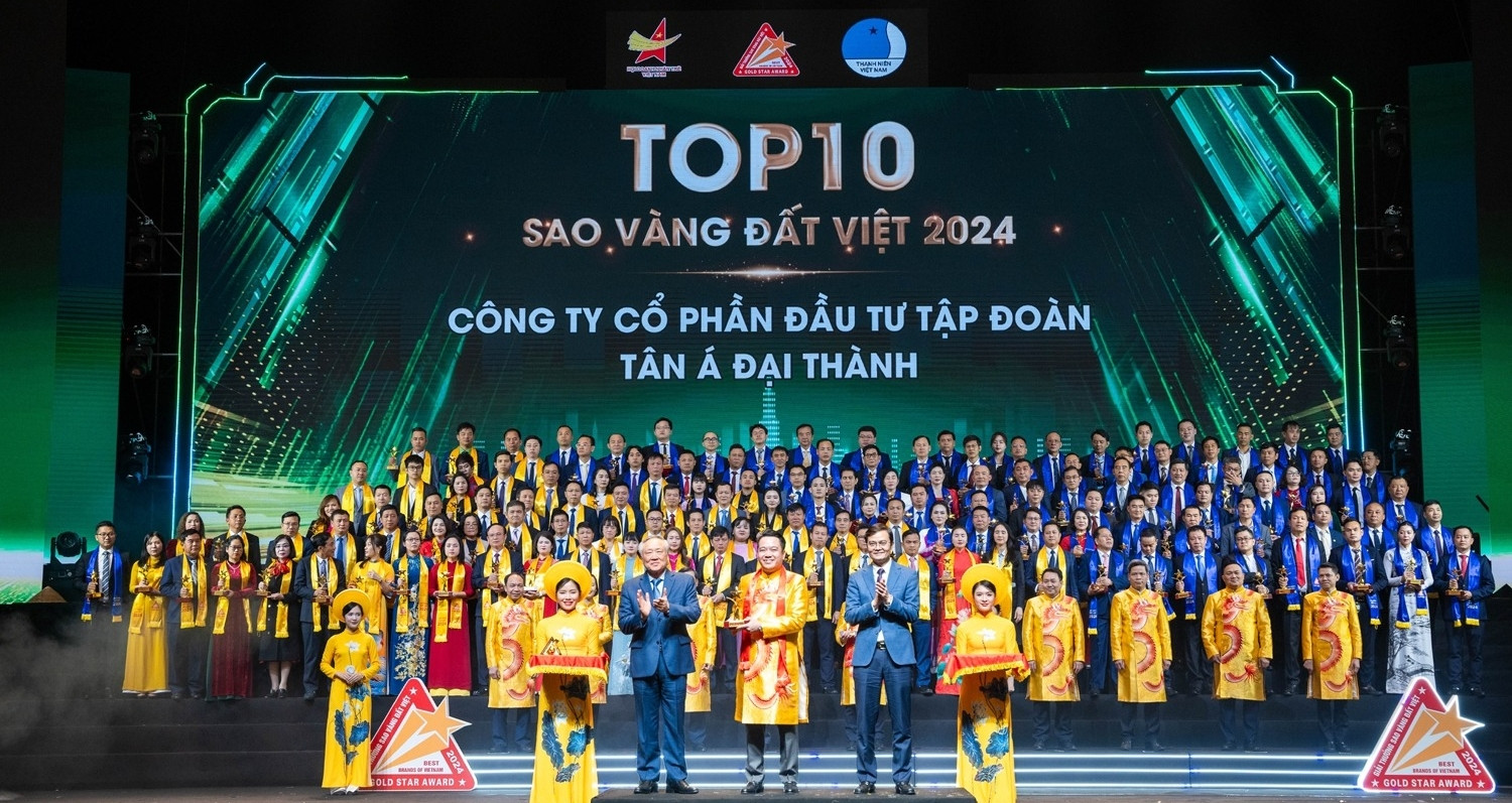 Tan A Dai Thanh was honored in the Top 10 Golden Stars of Vietnam in 2024