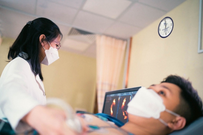 Les jeunes font contrôler leur santé cardiaque à l’hôpital Tam Anh. Photo : Anh Minh