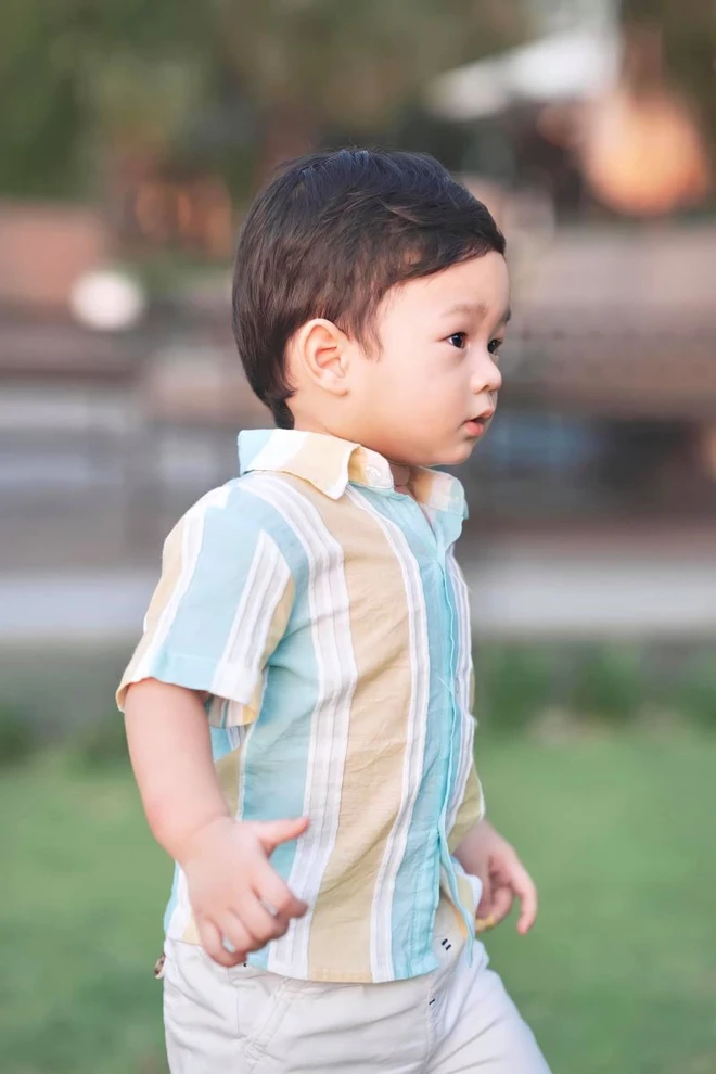 Liam was born in May 2020, Dang Thu Thao announced the good news of her pregnancy a few days before giving birth to the baby. Compared to her older sister, Liam's parents rarely share pictures of him when he was young.