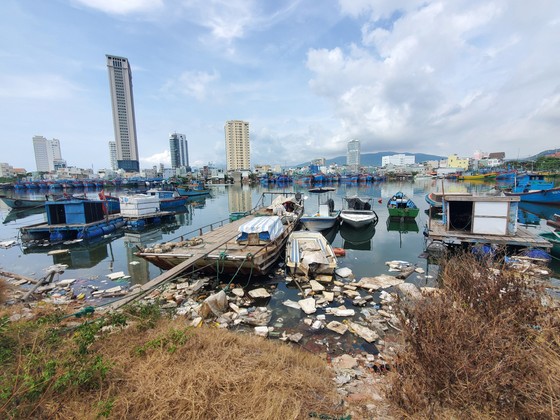 La basura inunda los estuarios y puertos pesqueros de Binh Dinh (foto 11)