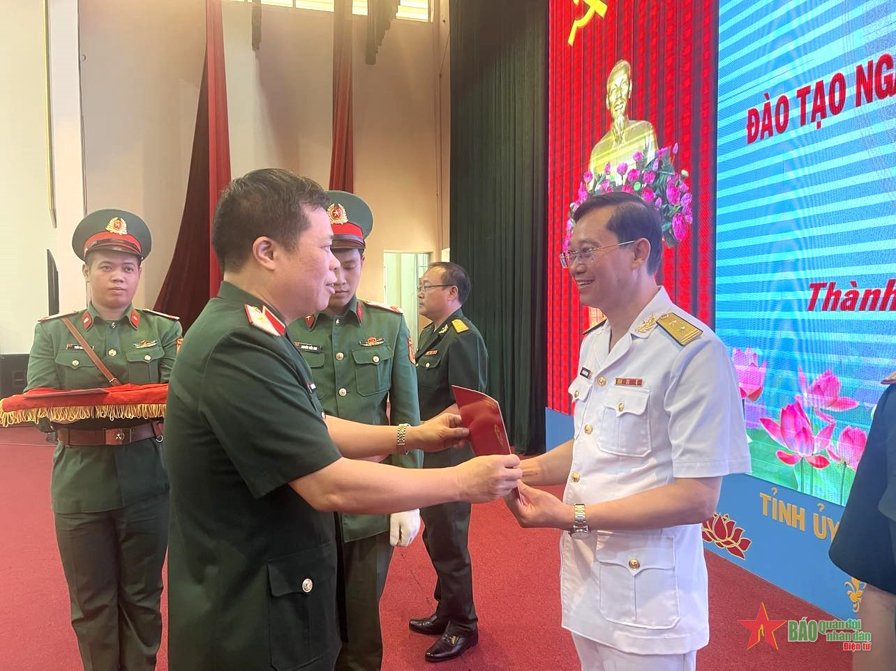 242 học viên tốt nghiệp đào tạo ngắn hạn và hoàn thiện đại học cán bộ chính trị cấp trung, sư đoàn