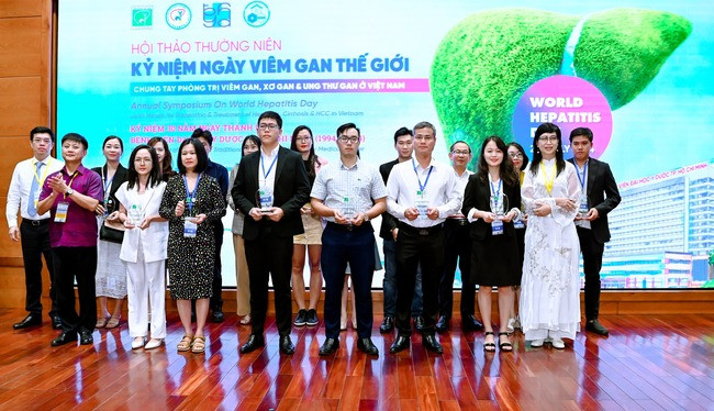 Mr. Nguyen Quoc Hung - Director of ETC Southern region, Traphaco Joint Stock Company represented the Company to receive the sponsor's commemorative medal