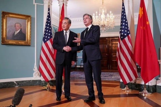 El secretario de Estado de Estados Unidos, Antony Blinken, y el ministro de Relaciones Exteriores de China, Wang Yi, en Washington, Estados Unidos, el 26 de octubre de 2023. Foto: Reuters