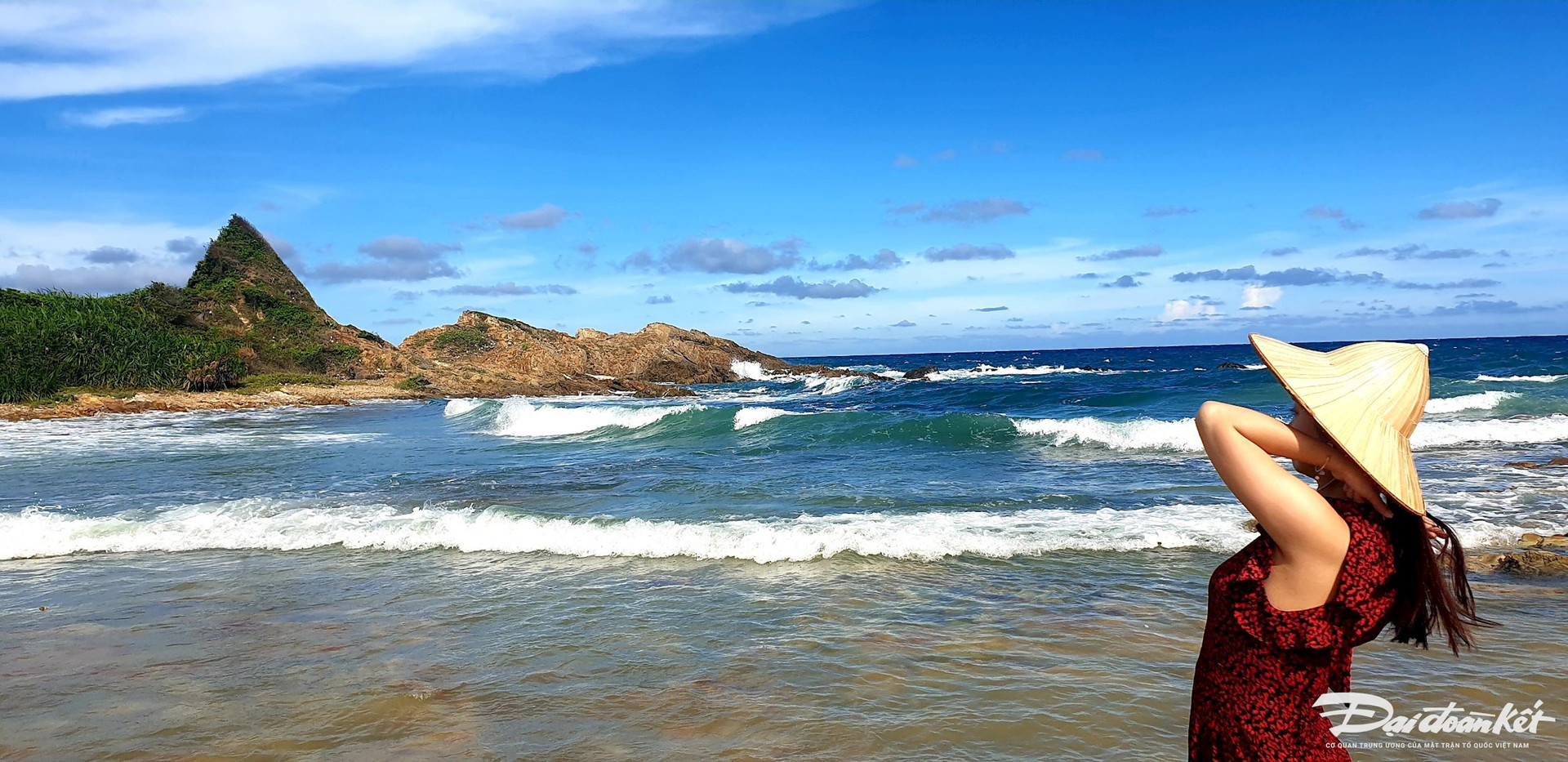 No solo eso, la playa de roca Mong Rong también tiene un paisaje hermoso, único y abierto. Los visitantes pueden caminar hasta el punto más alto para ver todo el hermoso paisaje, con vistas al vasto océano y cada ola blanca rompiendo hacia el continente.