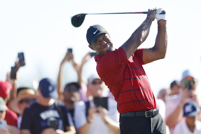 Tiger Woods tees off during the final round of the Hero World Challenge at the par-72 Albany course on December 3. Photo: AFP