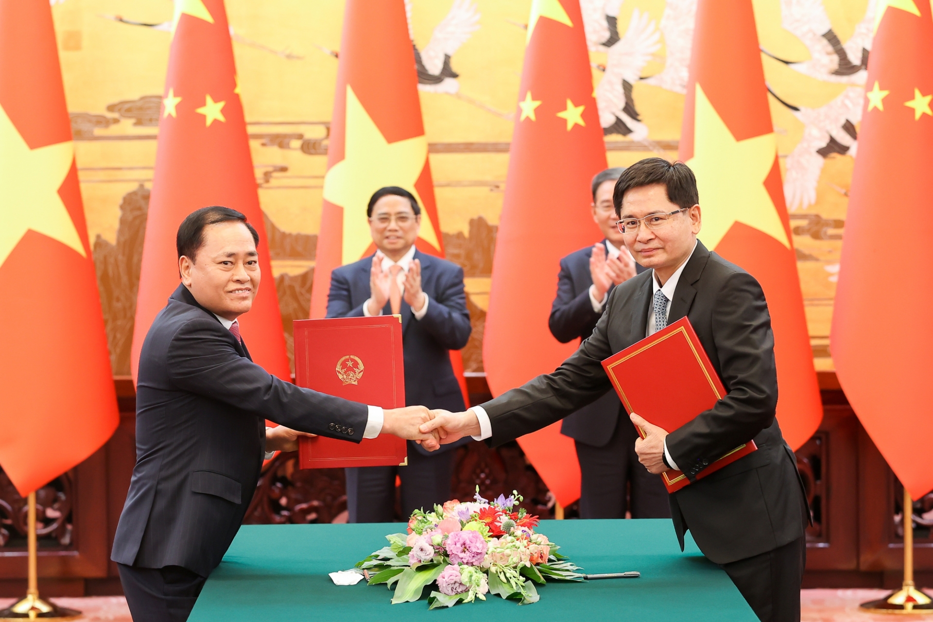 The two Prime Ministers witnessed the signing and handover of the Framework Agreement on Jointly Promoting the Construction of Smart Border Gates between the People's Committee of Lang Son Province, Vietnam and the Government of the Guangxi Zhuang Autonomous Region, China.