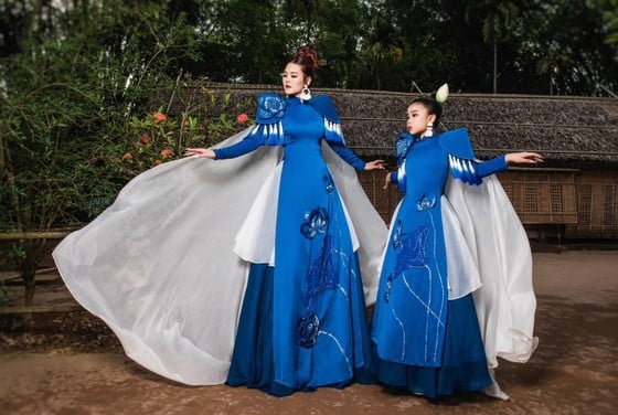 Impressive lotus ao dai by designer Thach Linh photo 1