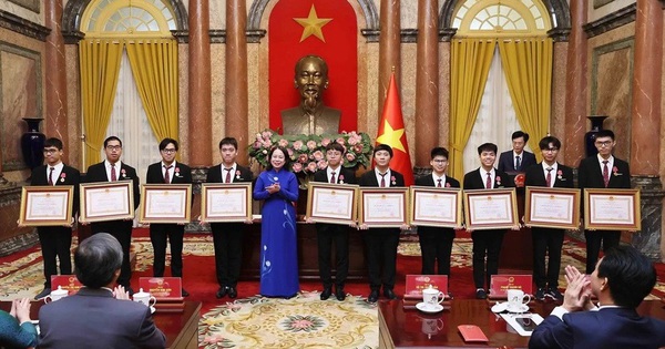 Awarding Labor Medals to 20 students who won international prizes in 2024