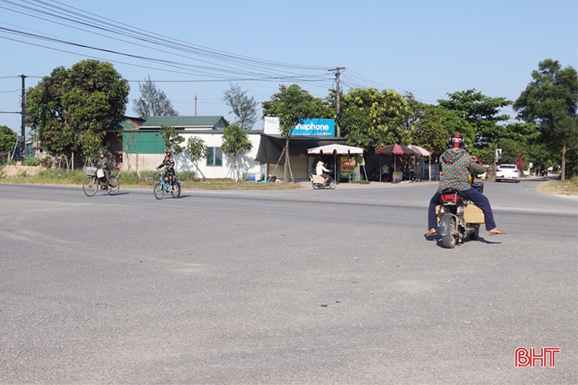 Peligro al cruzar la intersección de la carretera provincial 553 y la carretera distrital 131 en Cam Xuyen