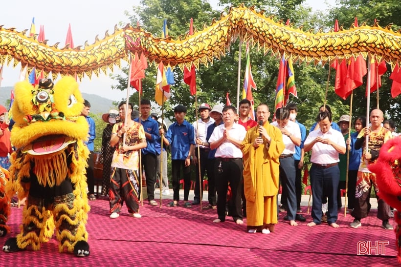 Unique ceremony of carrying the spirit tablet of the Ancestor Kinh Duong Vuong and the Hung Kings