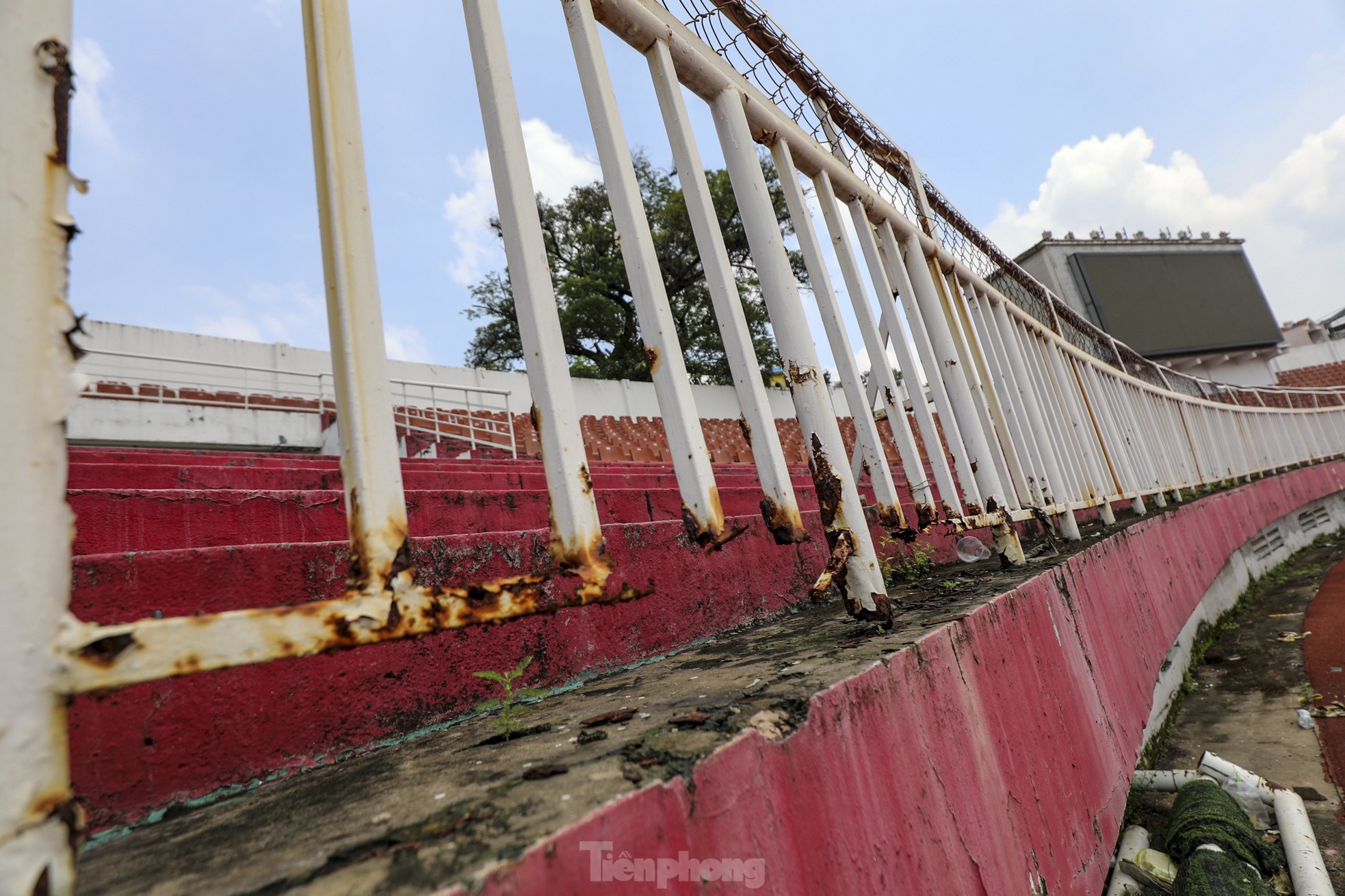 Testigos de la grave degradación del estadio más antiguo de Vietnam, foto 17