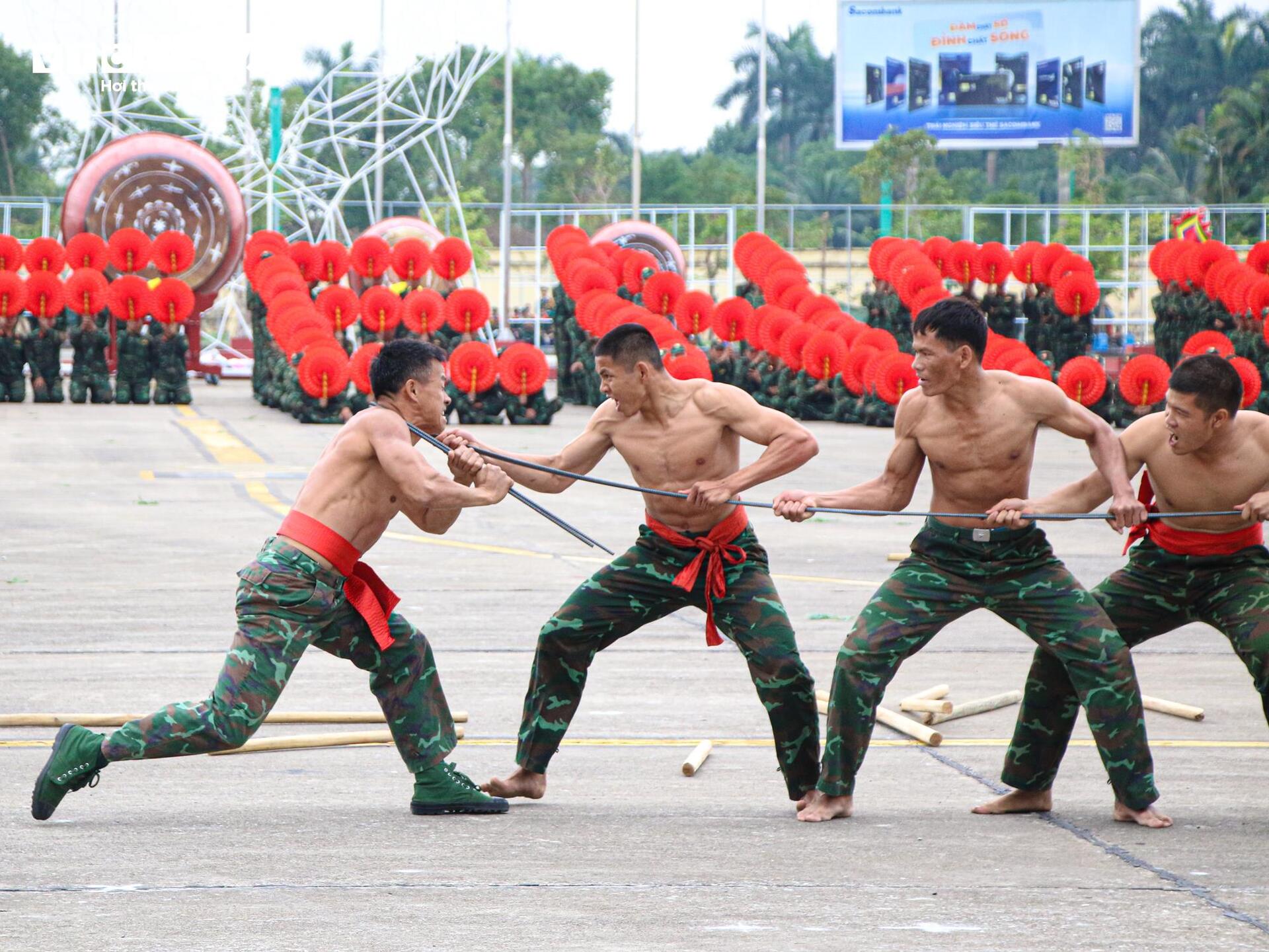 Mãn nhãn xem lính đặc công dùng cổ uốn cong thanh sắt - 4