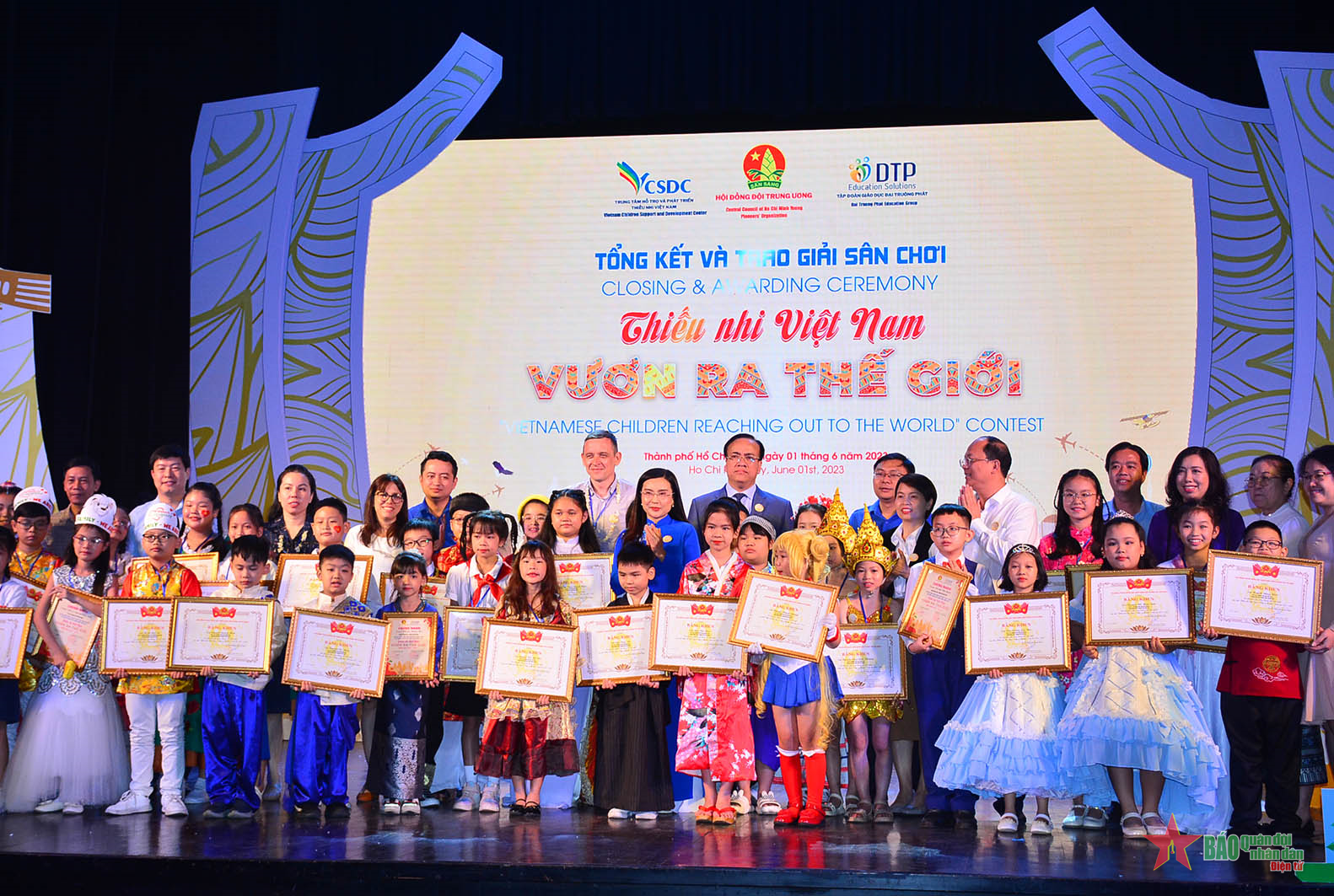 La escuela primaria Nguyen Trai (Hai Phong) ganó el primer premio en la categoría "Niños vietnamitas: llegando al mundo"